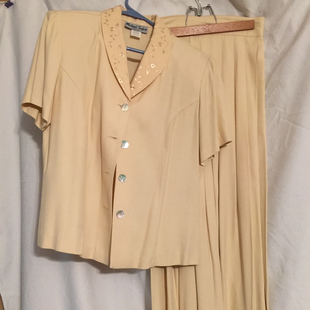 Skirt suit